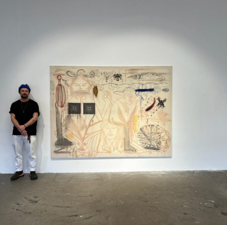 Das Foto zeigt den Künstler Florian Donnerstag neben einer seiner Arbeiten, eine großformatige Malerei.